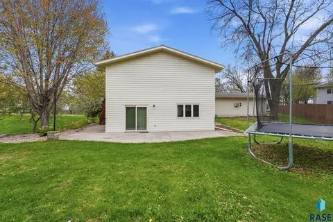 Exterior - 609 S Splitrock Blvd, Brandon, SD 57005 photo 5 of 10
