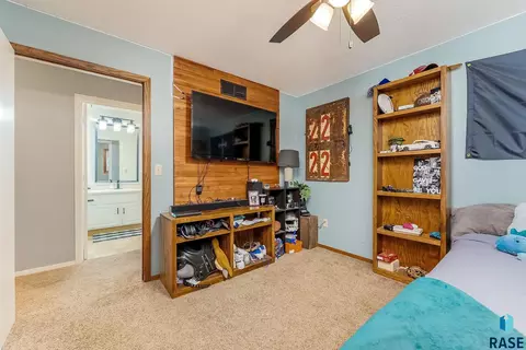 Bedroom - 609 S Splitrock Blvd, Brandon, SD 57005 photo 9 of 11