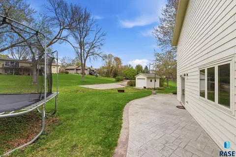 Exterior - 609 S Splitrock Blvd, Brandon, SD 57005 photo 7 of 10