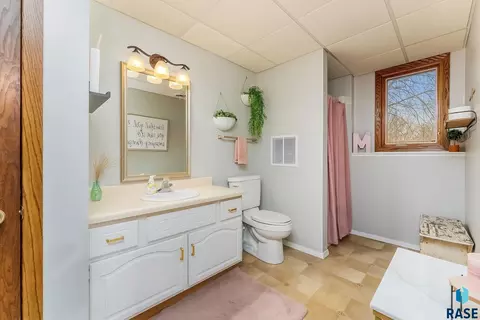 Bath - 609 S Splitrock Blvd, Brandon, SD 57005 photo 3 of 3
