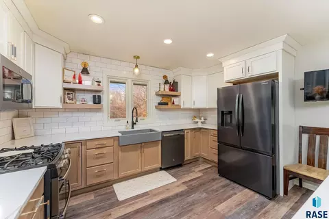 Kitchen - 609 S Splitrock Blvd, Brandon, SD 57005 photo 2 of 3