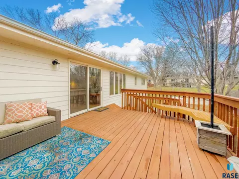 Exterior - 609 S Splitrock Blvd, Brandon, SD 57005 photo 2 of 10