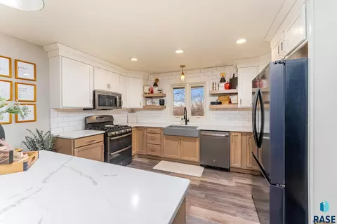 Kitchen - 609 S Splitrock Blvd, Brandon, SD 57005 photo 1 of 3