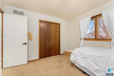 Bedroom - 609 S Splitrock Blvd, Brandon, SD 57005 photo 5 of 11