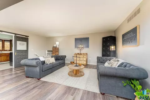 Living - 609 S Splitrock Blvd, Brandon, SD 57005 photo 5 of 7