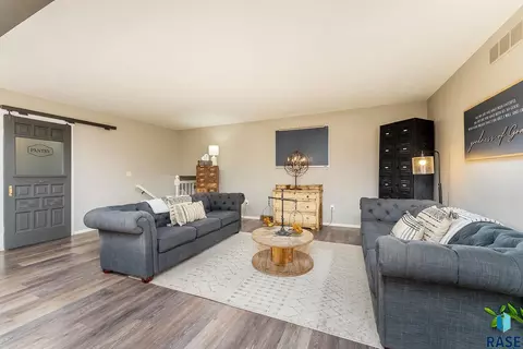 Living - 609 S Splitrock Blvd, Brandon, SD 57005 photo 4 of 7