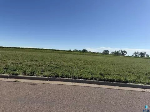 308 Duck Trl, Hartford, SD 57033