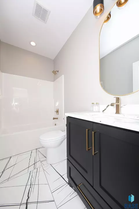 Bath - 1005 S Haley Ave, Brandon, SD 57005 photo 2 of 3