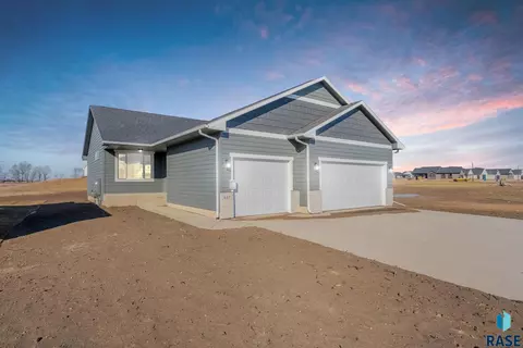 617 N Juniper St, Lennox, SD 57039