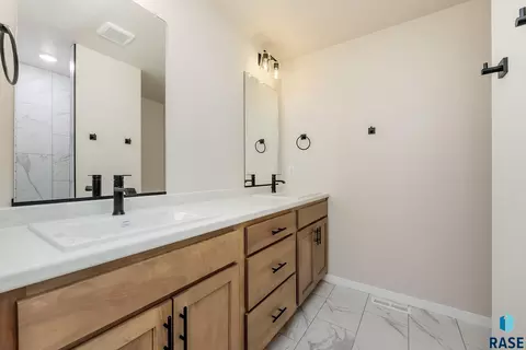 Bath - 617 N Juniper St, Lennox, SD 57039 photo 3 of 3