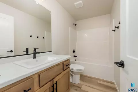 Bath - 617 N Juniper St, Lennox, SD 57039 photo 1 of 3