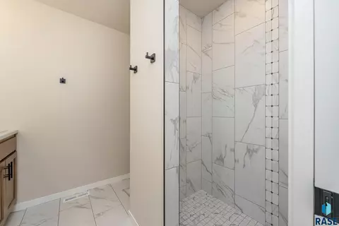 Bath - 617 N Juniper St, Lennox, SD 57039 photo 2 of 3
