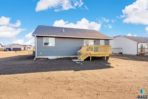 Exterior - 617 N Juniper St, Lennox, SD 57039 photo 2 of 2