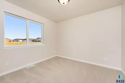 Bedroom - 617 N Juniper St, Lennox, SD 57039 photo 4 of 4