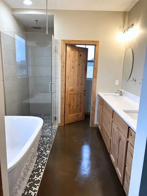 Bath - 336 Purdue St, Vermillion, SD 57069 photo 1 of 3