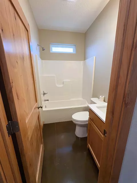 Bath - 336 Purdue St, Vermillion, SD 57069 photo 3 of 3