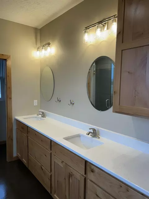 Bath - 336 Purdue St, Vermillion, SD 57069 photo 2 of 3