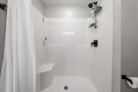 Bath - 510 N Summit Ave, Tea, SD 57064 photo 4 of 8