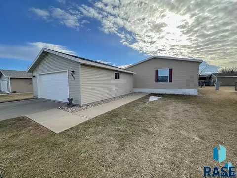 5652 W Meridian Pl, Sioux Falls, SD 57106