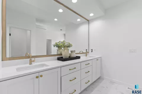 Bath - 8304 Sheridan Cir, Sioux Falls, SD 57110 photo 2 of 8