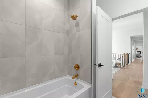 Bath - 8304 Sheridan Cir, Sioux Falls, SD 57110 photo 6 of 8