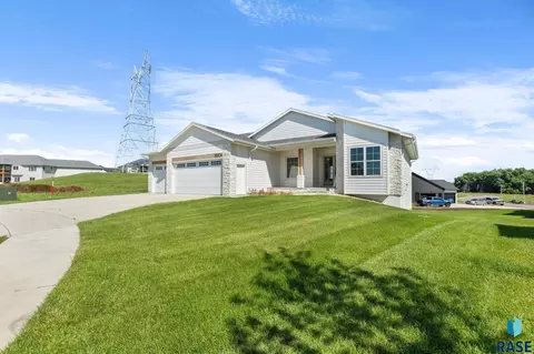 Exterior - 8304 Sheridan Cir, Sioux Falls, SD 57110 photo 2 of 8