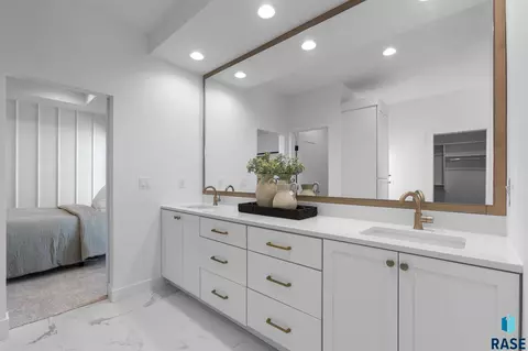 Bath - 8304 Sheridan Cir, Sioux Falls, SD 57110 photo 1 of 8