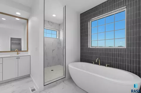 Bath - 8304 Sheridan Cir, Sioux Falls, SD 57110 photo 4 of 8