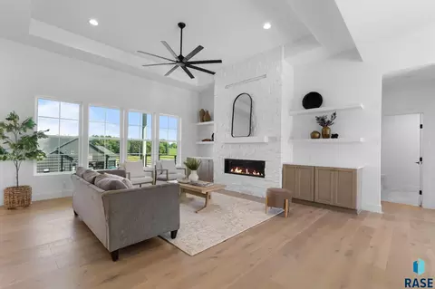 Living - 8304 Sheridan Cir, Sioux Falls, SD 57110 photo 2 of 4