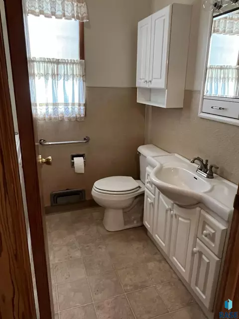 225 W Henry St, Freeman, SD 57029 photo 25