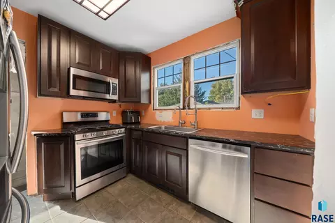 702 E 21st St, Sioux Falls, SD 57105 photo 3