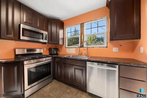 702 E 21st St, Sioux Falls, SD 57105 photo 2
