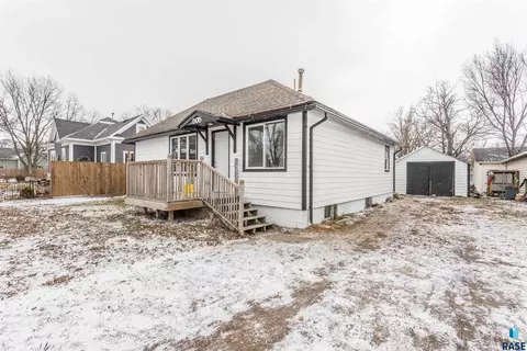 505 W Cedar St, Beresford, SD 57004