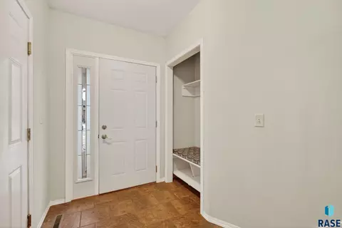 5301 S Mandy Ave, Sioux Falls, SD 57106 photo 5