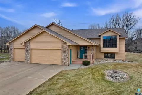 2305 Potomac Cir, Sioux Falls, SD 57106