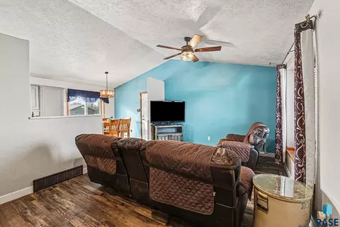 815 E Ryan Dr, Tea, SD 57064 photo 2