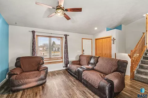 815 E Ryan Dr, Tea, SD 57064 photo 3
