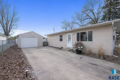 2317 E 18th St, Sioux Falls, SD 57103