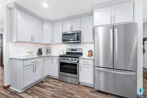 Kitchen - 2710 E Sunburst Dr, Brandon, SD 57005 photo 3 of 5