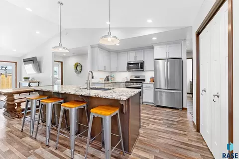 Kitchen - 2710 E Sunburst Dr, Brandon, SD 57005 photo 2 of 5