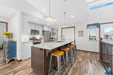 Kitchen - 2710 E Sunburst Dr, Brandon, SD 57005 photo 4 of 5
