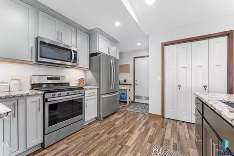 Kitchen - 2710 E Sunburst Dr, Brandon, SD 57005 photo 1 of 5