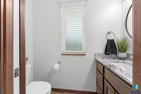 Bath - 2710 E Sunburst Dr, Brandon, SD 57005 photo 2 of 4