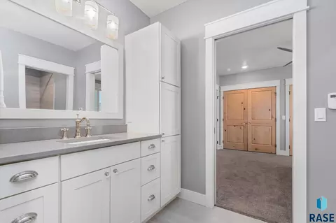 Bath - 6000 Marrs Beach Ln, Madison, SD 57042 photo 6 of 6