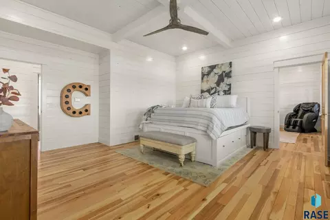 Bedroom - 6000 Marrs Beach Ln, Madison, SD 57042 photo 1 of 6