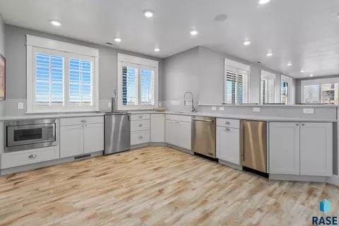 Kitchen - 6000 Marrs Beach Ln, Madison, SD 57042 photo 7 of 8