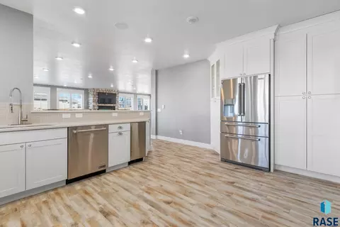 Kitchen - 6000 Marrs Beach Ln, Madison, SD 57042 photo 8 of 8