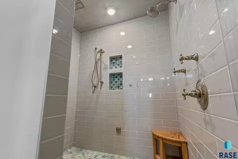 Bath - 6000 Marrs Beach Ln, Madison, SD 57042 photo 1 of 6