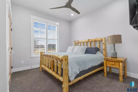 Bedroom - 6000 Marrs Beach Ln, Madison, SD 57042 photo 4 of 6