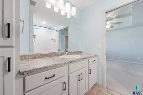 Bath - 905 Fanning St, Tea, SD 57064 photo 2 of 4